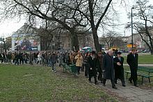 Następnie ruszył marsz w kierunku dawnego KZ Plaszow, w którym okupant w marcu 1943 roku zgromadził tych mieszkańców getta, któr