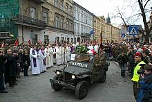  ...samochodem Willys Jeep MB, takim samym, jak ten, którym jeżdził w Afryce i we Włoszech.