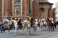 Zgodnie z tradycją w pochodzie uczestniczyli kawalerzyści w barwnych, historycznych strojach.