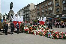 Długi też był szereg złożonych przed Grobem wieńców i wiązanek. 