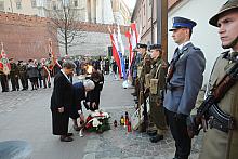 Przy Krzyżu zaciągnęli wartę harcerze, policjanci i żołnierze.