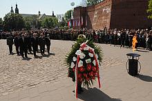 Pochód zatrzymał się u stóp Wawelu, gdzie przedstawiciele władz państwowych i samorządowych złożyli wspólny wieniec...