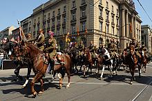 ...w ułańskich uniformach z czasów II Rzeczypospolitej.