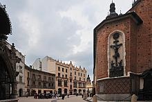 Krakowski Rynek ma mniejszego, choć starszego brata. To plac Mariacki, dawny przykościelny cmentarz, gdzie pod brukiem śpią poko