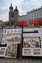 Także na płycie Rynku trwa handel, choć inny tu się sprzedaje towar niż przed stu laty. W roku 1909 Prezydent Juliusz Leo zadecy