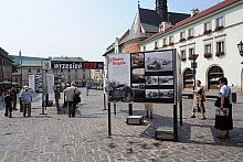 Na płycie Małego Rynku ustawiono wystawę...