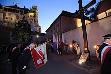 Pochód dotarł pod Krzyż Katyński na placu św. Idziego.