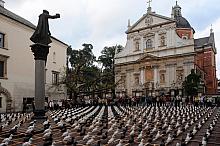 Ksiądz Piotr Skarga z ręką wzniesioną nad łasicami. Gromi, czy błogosławi?