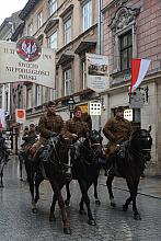 ...dodając obchodom splendoru i tworząc ten niezwykły, przepełniony patriotycznym uniesieniem, klimat.