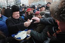 Ksiądz Kardynał Stanisław Dziwisz dzielił się opłatkiem, błogosławieństwem i dobrym słowem.