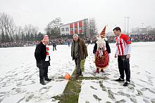 ...i Prezydent Majchrowski rozpoczyna mecz podaniem do kierownika drużyny Macieja Madei.