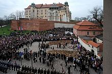 U stóp wzgórza wawelskiego od 1990 roku stoi Krzyż Katyński,...