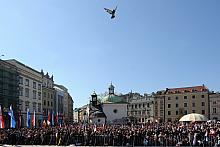 ...zgromadzeni na płycie krakowskiego Rynku, a także w odleglejszych miejscach...