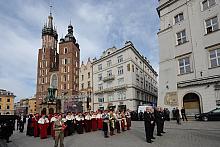 ...szli ci, którzy na codzień zajmując wysokie stanowiska, dziś łączyli swe myśli w równości wobec tego, co nieuchronne...