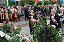 ...delegacje stowarzyszeń i związków kombatanckich i niepodległościowych,...