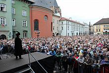 Stało się w Krakowie już tradycją, że ważniejsze święta obchodzimy śpiewająco.
Jak widać krakowianom, jak i tym, którzy mają ok